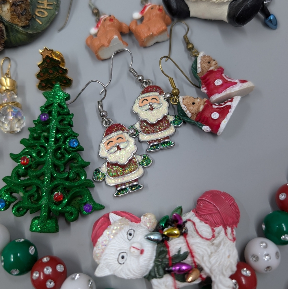 Fun And Cute Mystery Christmas Vintage Jewelry Bundle Of 5 Items - Picture 4 of 6